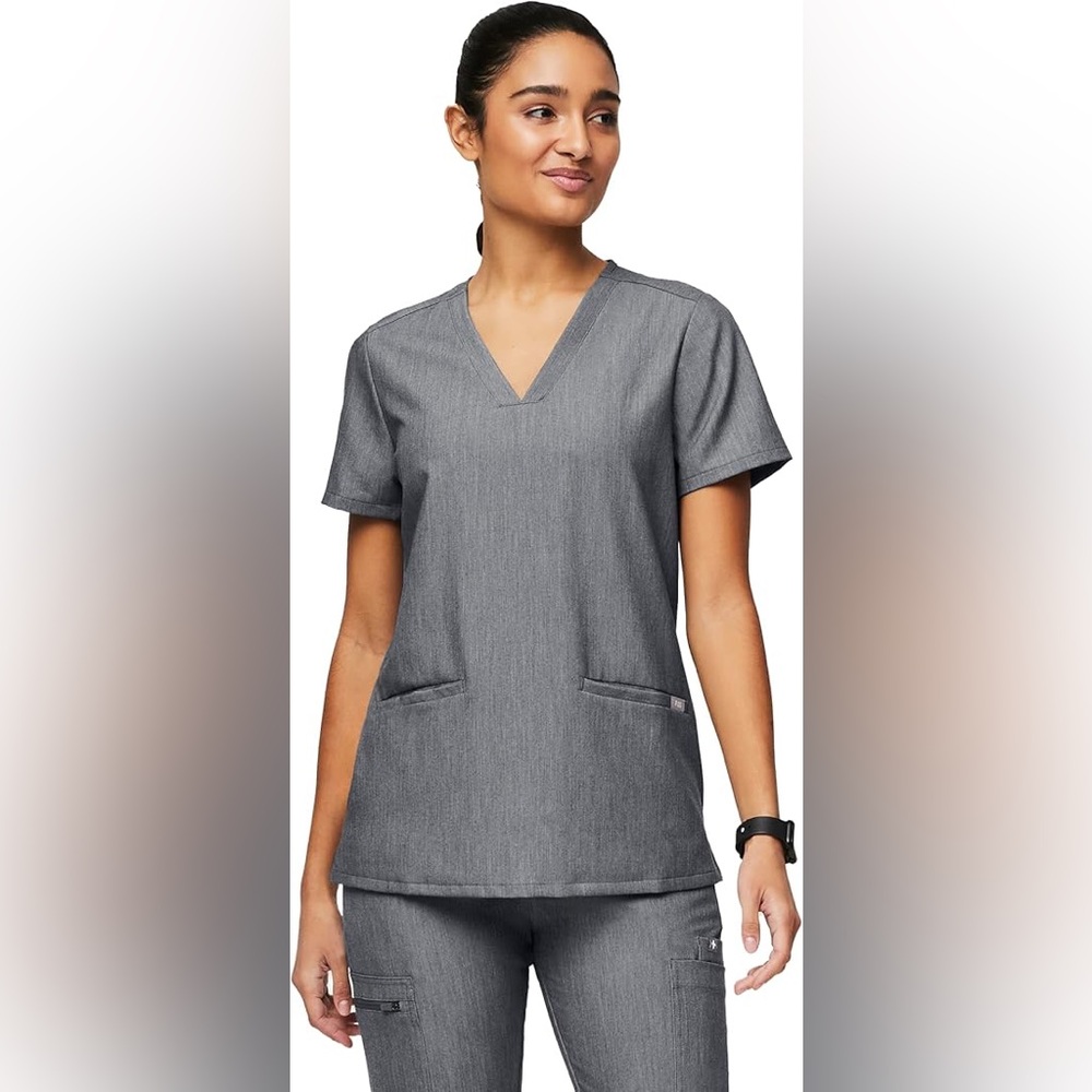 FIGS casma three-pocket scrub top